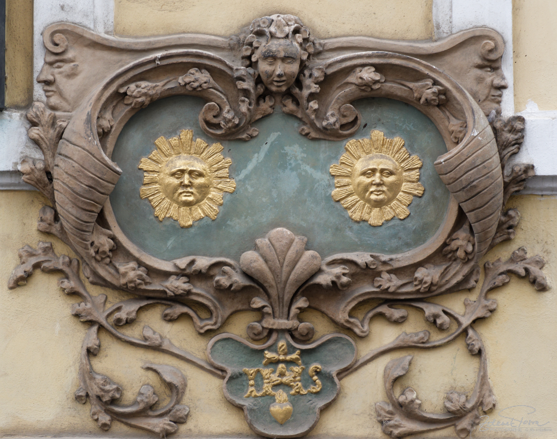 Dans une rue à Prague, la maison aux deux Soleils